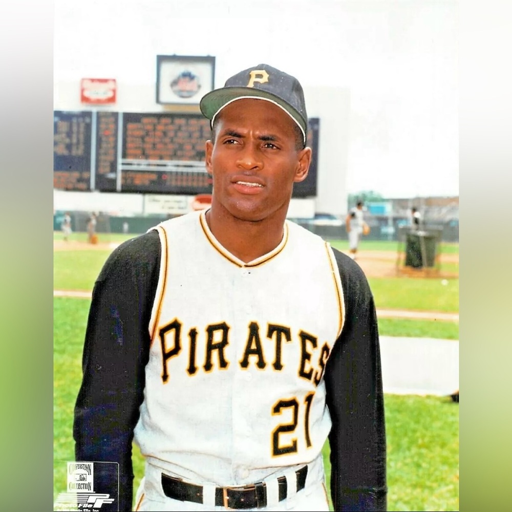 PITTSBURGH PIRATES ROBERTO CLEMENTE BEAUTIFUL 8 X 10 photo